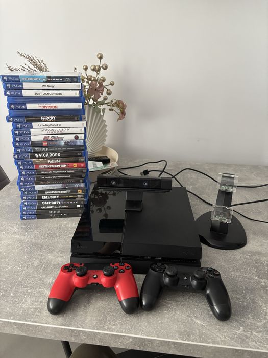 Vand consola Playstation 4 cu jocuri, 2 manete, camera si dock