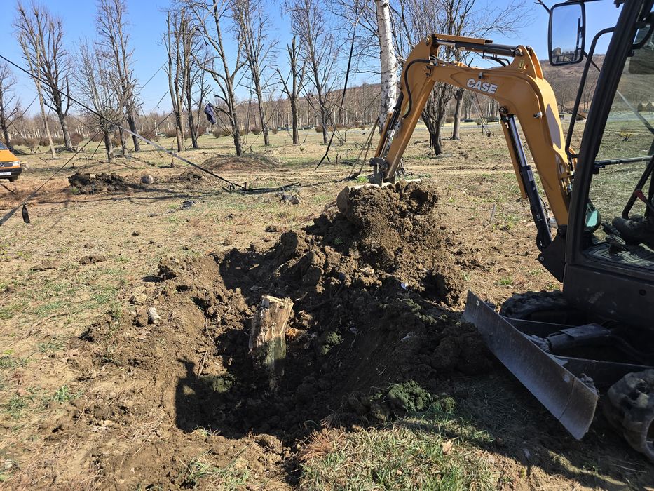 Închiriez Miniexcavator