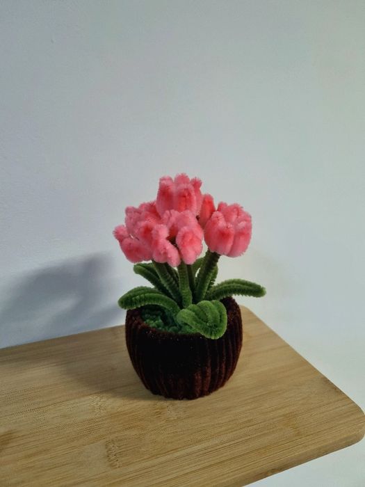 Саксийка с лалета ръчна изработка