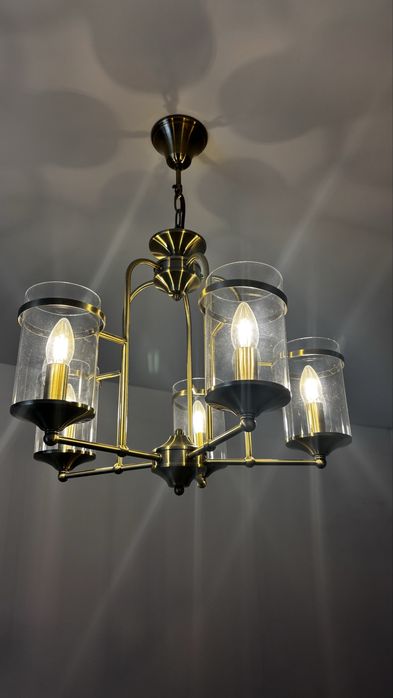 Продам потолочную люстру