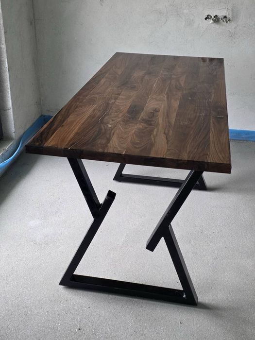 Трапезни маси по размер от орехов материал