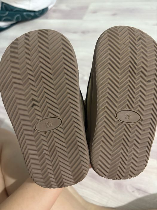 Продам детские ботинки