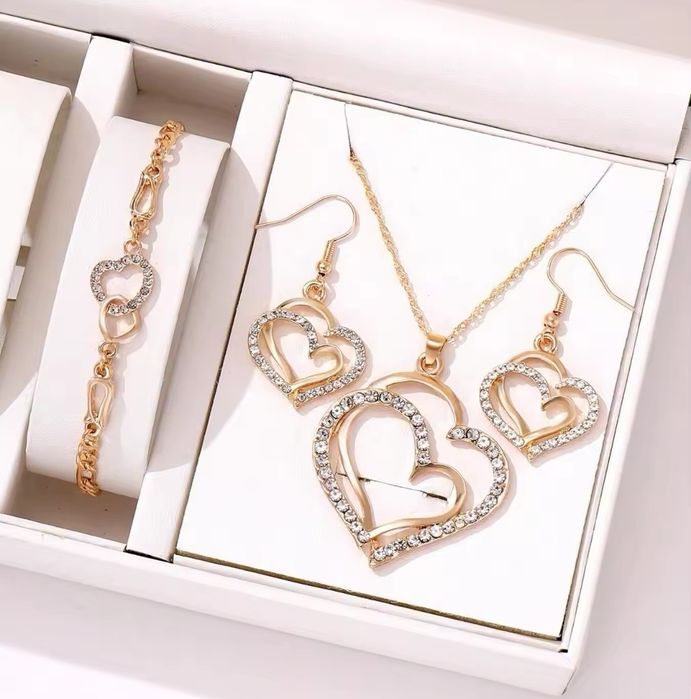 Комплект колие и обеци във формата на сърце