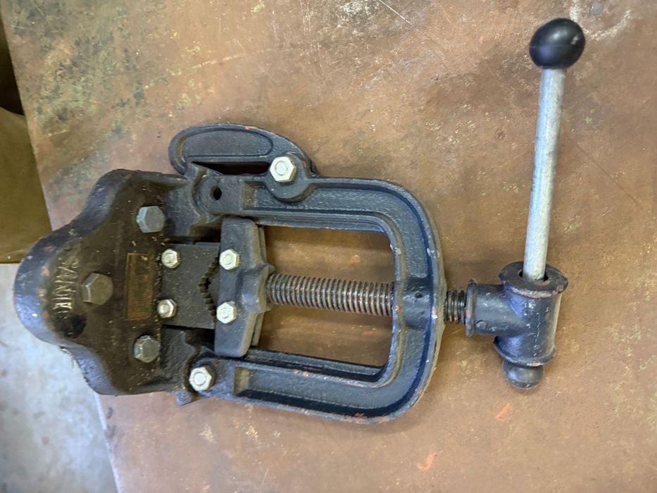 Vând menghina pentru tiava  preț negociabil !