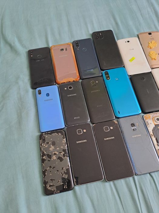 Vand lot 21 de telefoane defecte
