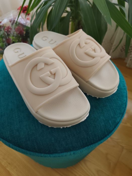 Vând papuci Gucci