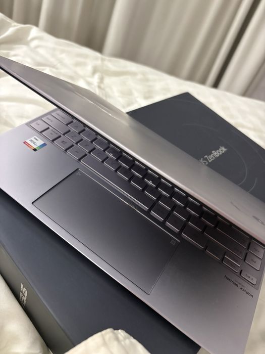ASUS ZENBOOK 13 UX325E- Laptop ultra subtire, premium, ideal de munca