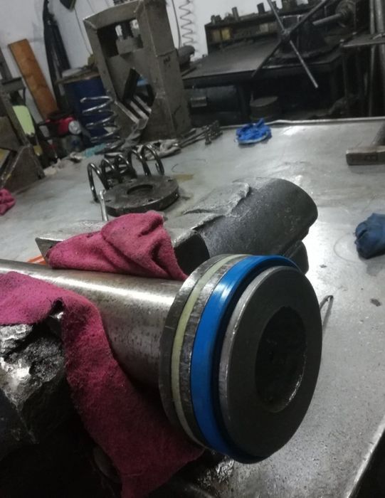 Recondiționare cilindri hidraulici cilindru cric crucuri camere pompe