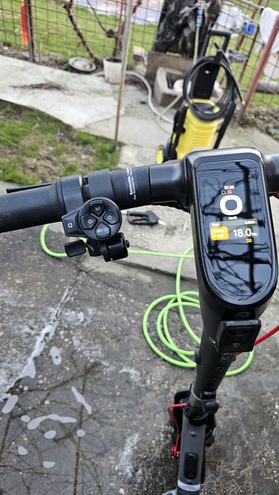 Ninebot f3 cu putini km