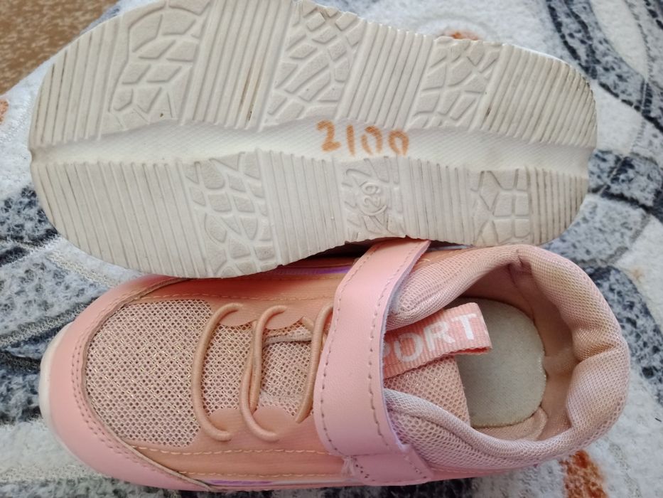 Кроссовки на девочку