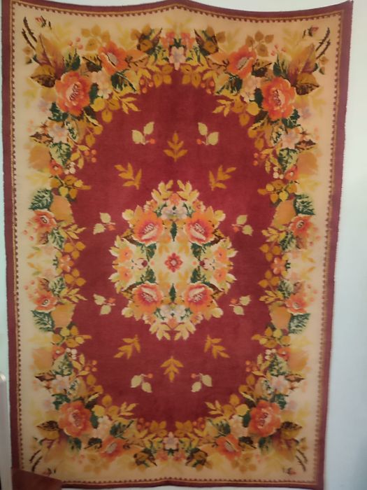 Продам ковер, б.у., в хорошем состоянии.