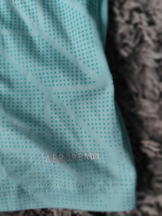 Продавам много добре запазена тениска на Адидас