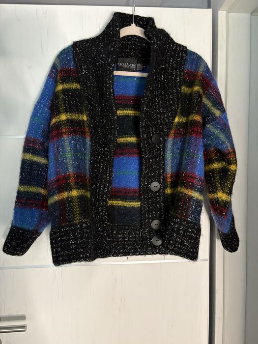 Къса жилетка в многоцветен десен