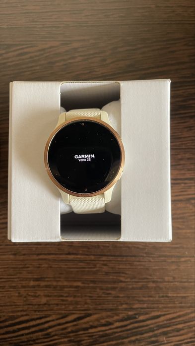 Garmin Venu 2S – Alb cu bezel auriu (Gold), model de damă – 700 lei