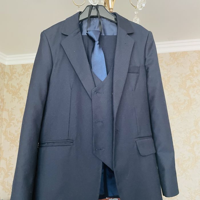 Продам школьный костюм