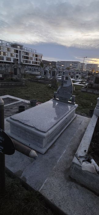 Monumente funerare
