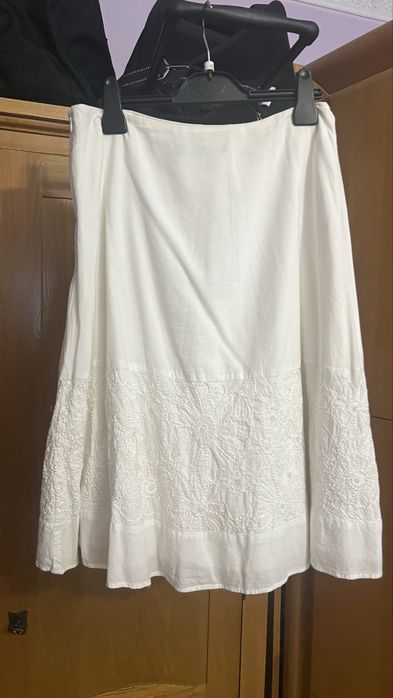 Fusta alba cu margele albe