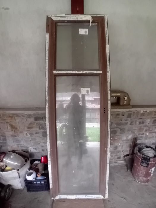 Стъклена врата .