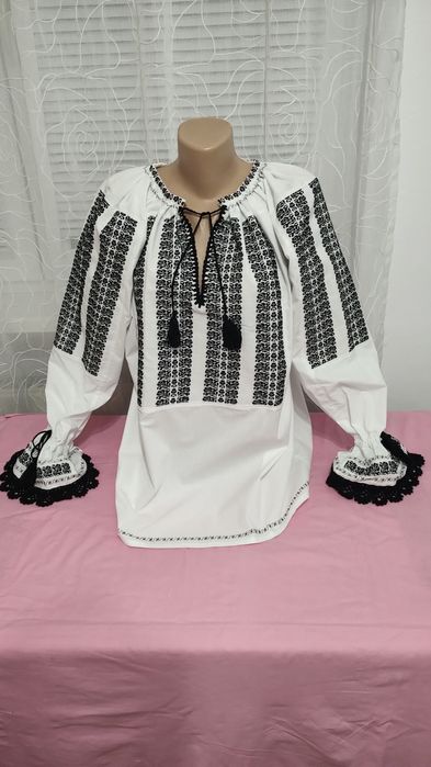 Ie tradițională cu motive florale țesute în razboi