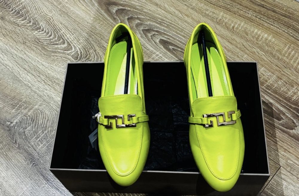 Mocasini noi cu eticheta