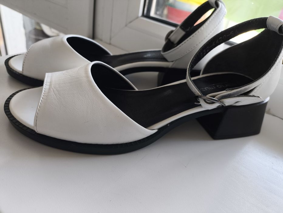 Натуральные кожаные босоножки