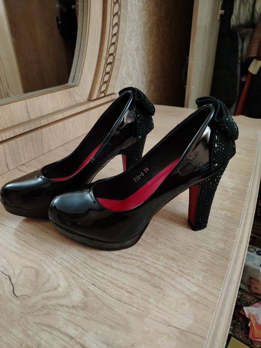 Ayollar oyoq kiyimi.