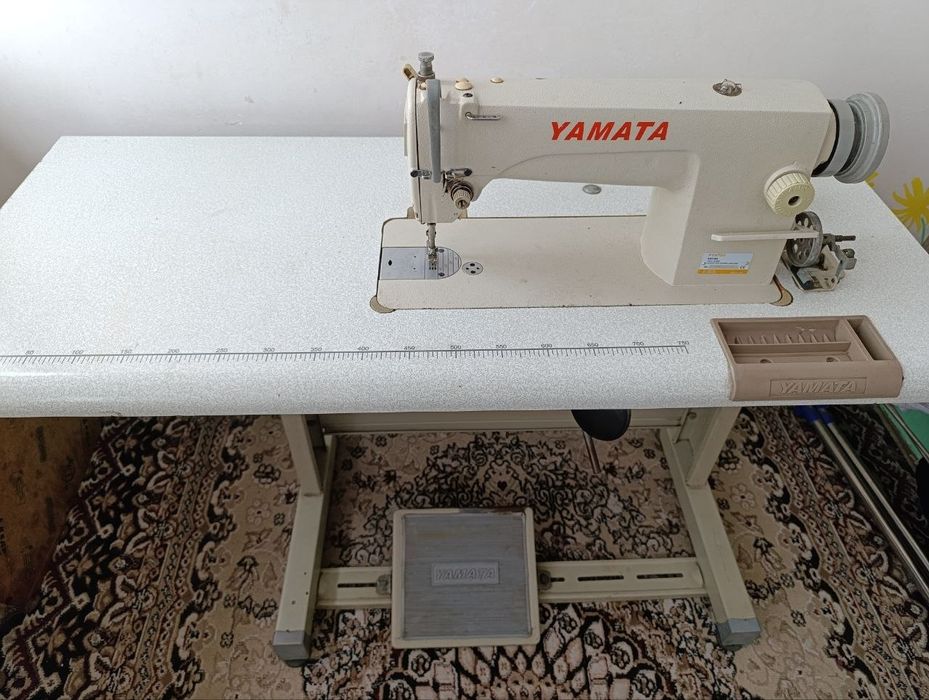 Yamata FY-8700 — это промышленная прямострочная швейная машина челночн