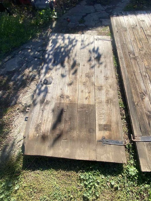 Стара дървена порта .