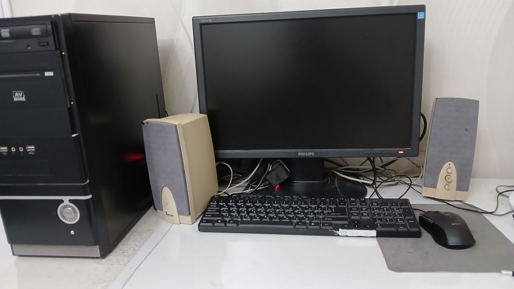 Компьютер монитор PHILIPS процессор AV TECH  колонка Genius 3d