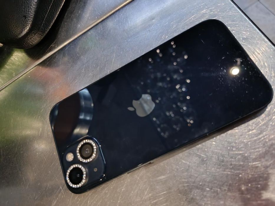Продава се iPhone 13