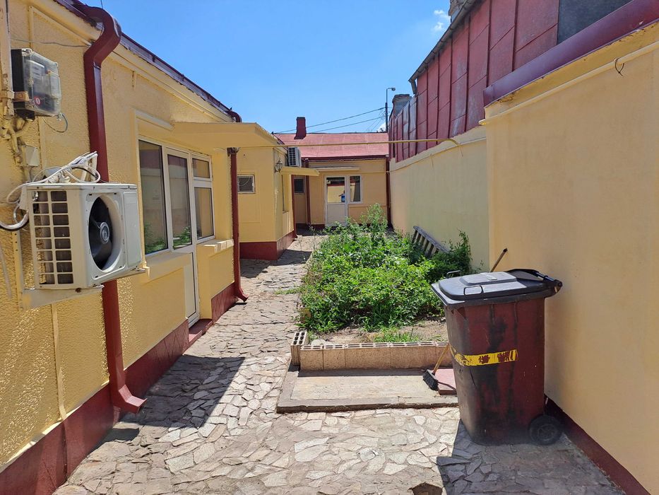 Inchiriez casa 5 camere 2 bai si spatiu comercial aproape de Mall