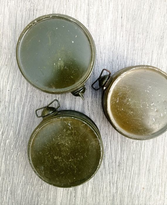 Recipiente din tablă provenite din stocurile militare RSR.