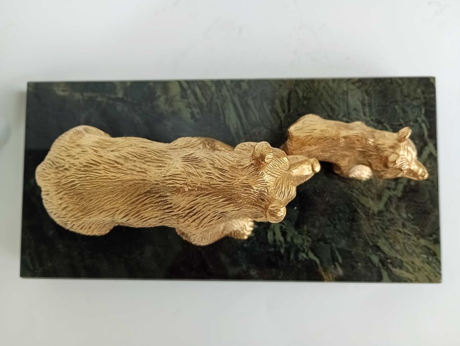 Бронзовая статуэтка медведи.