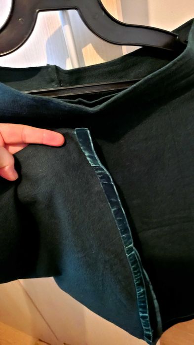 Fusta verde lână/fetru cu dunga eleganta de catifea.