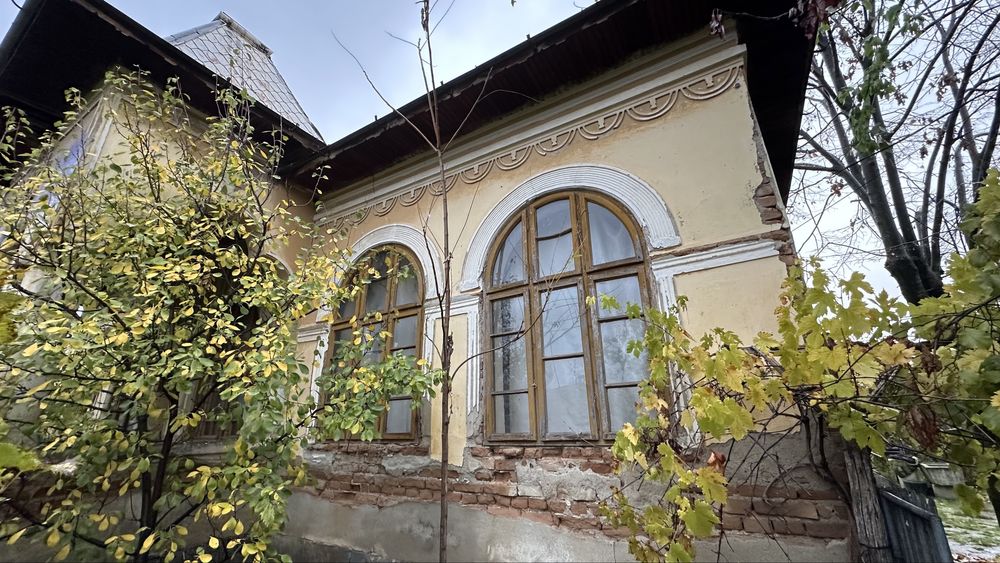 Casa boierească cu 3 camere, teren 1500mp + gradina 500mp