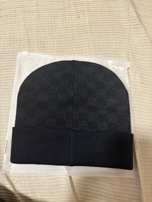 vand caciula lv noua