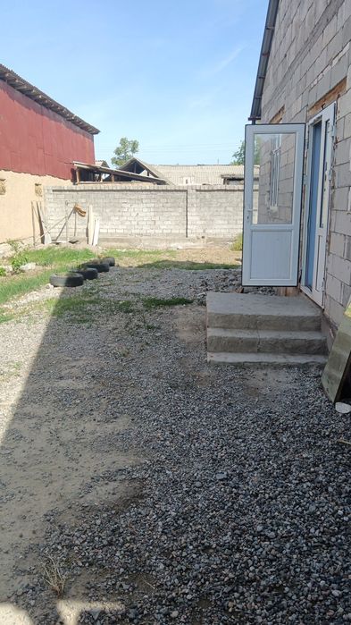 Uy sotiladi 4 sotix 5ta xona  mehmonxona oshxona bolalar xonasi  dush