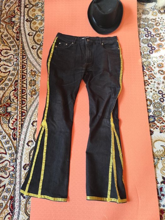 Брюки клёш, шляпа и туфли