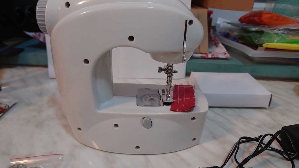 Mini masina de cusut