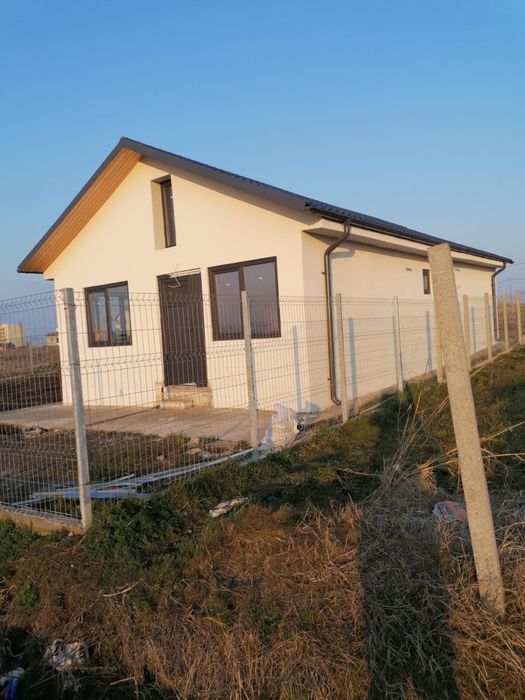 Confecționez case modulare pe structura metalica