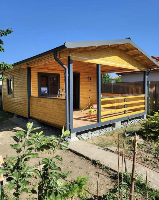 Case din structura de lemn si lambriu