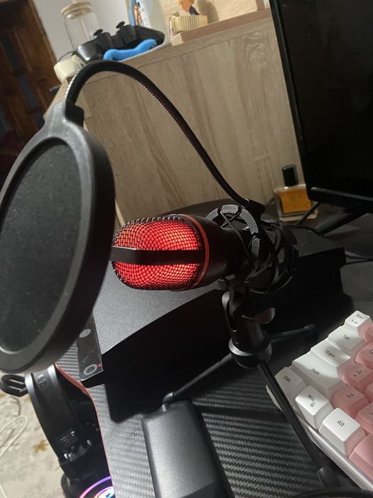 In pachet se va afla unitatea, maus cu led, tastatura cu led,maus ped,casti cu led,microfon cu led