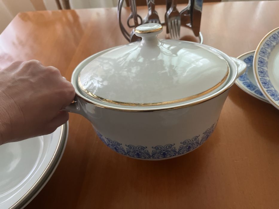 Порцеланов сервиз за хранене със златен кант произведен в България