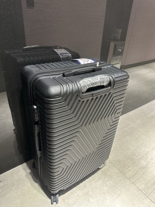 Чисто нов куфар .