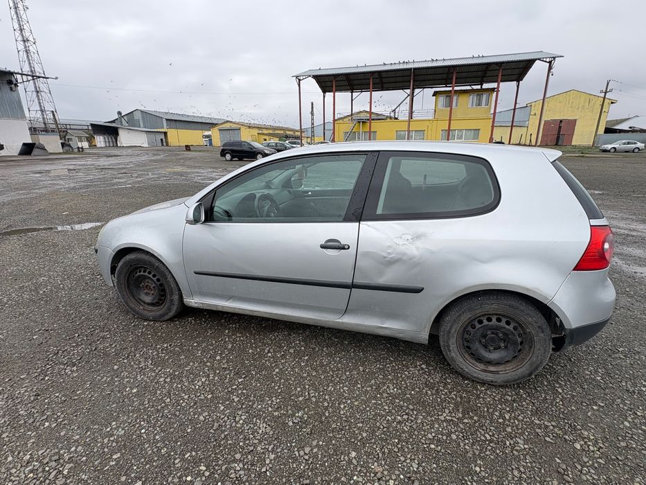 Vând Golf 5 1.9tdi