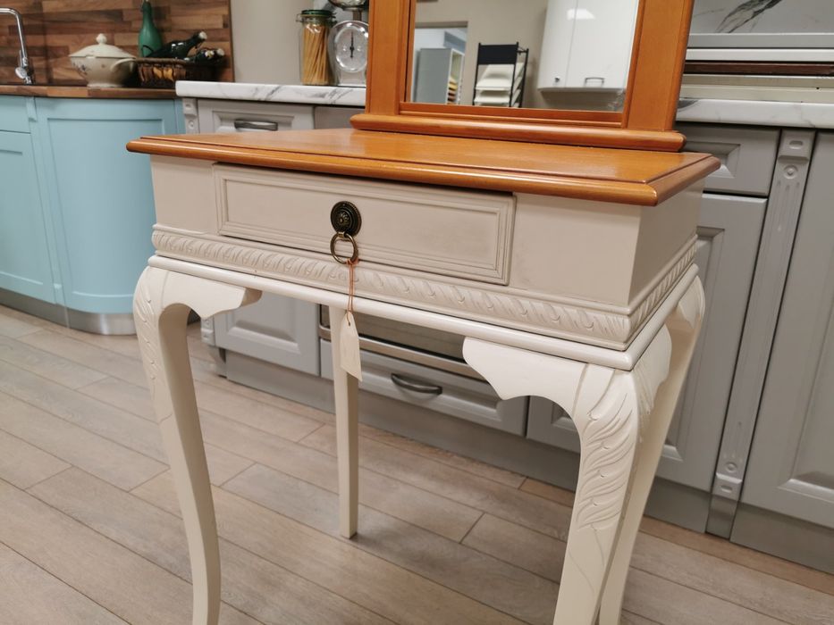 Тоалетка с огледало