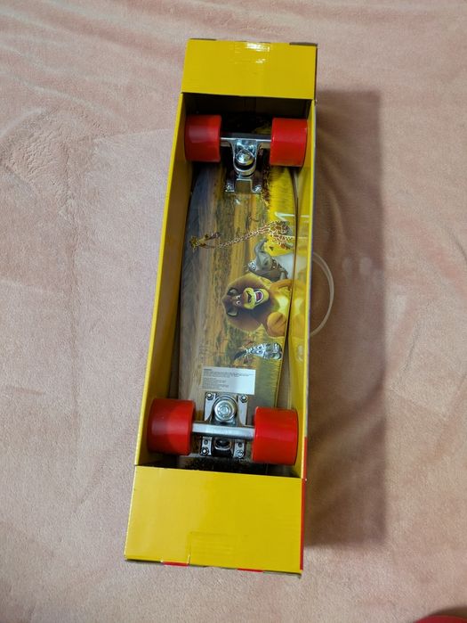 Skateboard nou 57 cm cu desene din filmul Madagascar