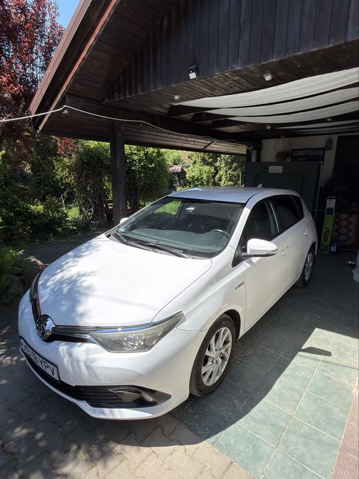 Toyota Auris 2017 hybrid 1.8 automat