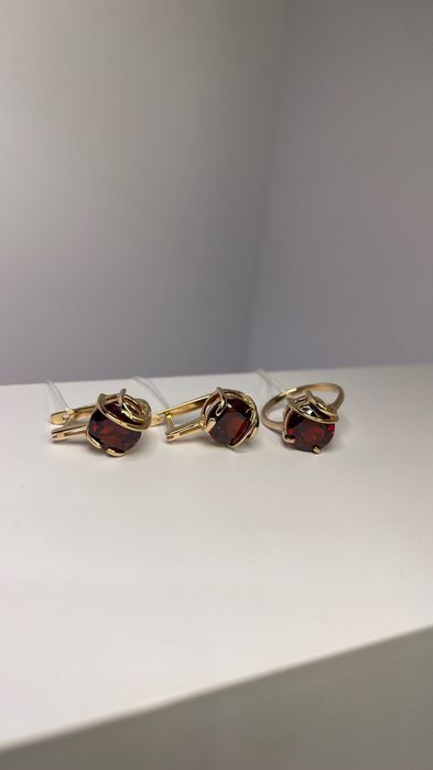 Продам золотой набор ( кольцо,серьги) новые!