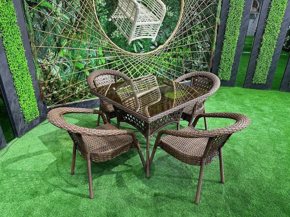 Stol ostidagi qizlarning fotosuratlari